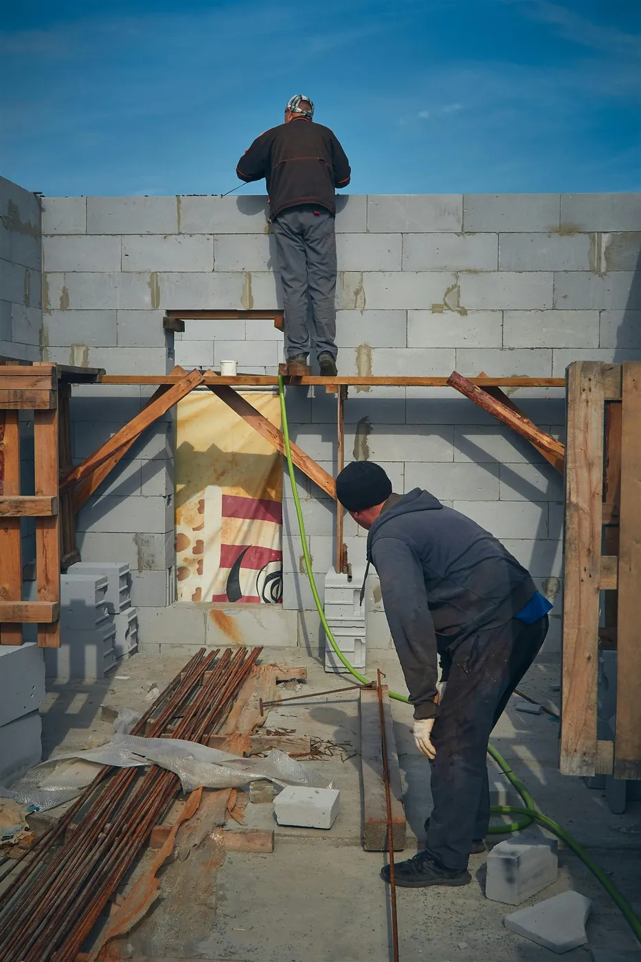 Operai al lavoro su una muratura in costruzione