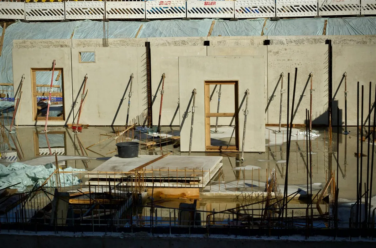 Struttura in cantiere con elementi prefabbricati