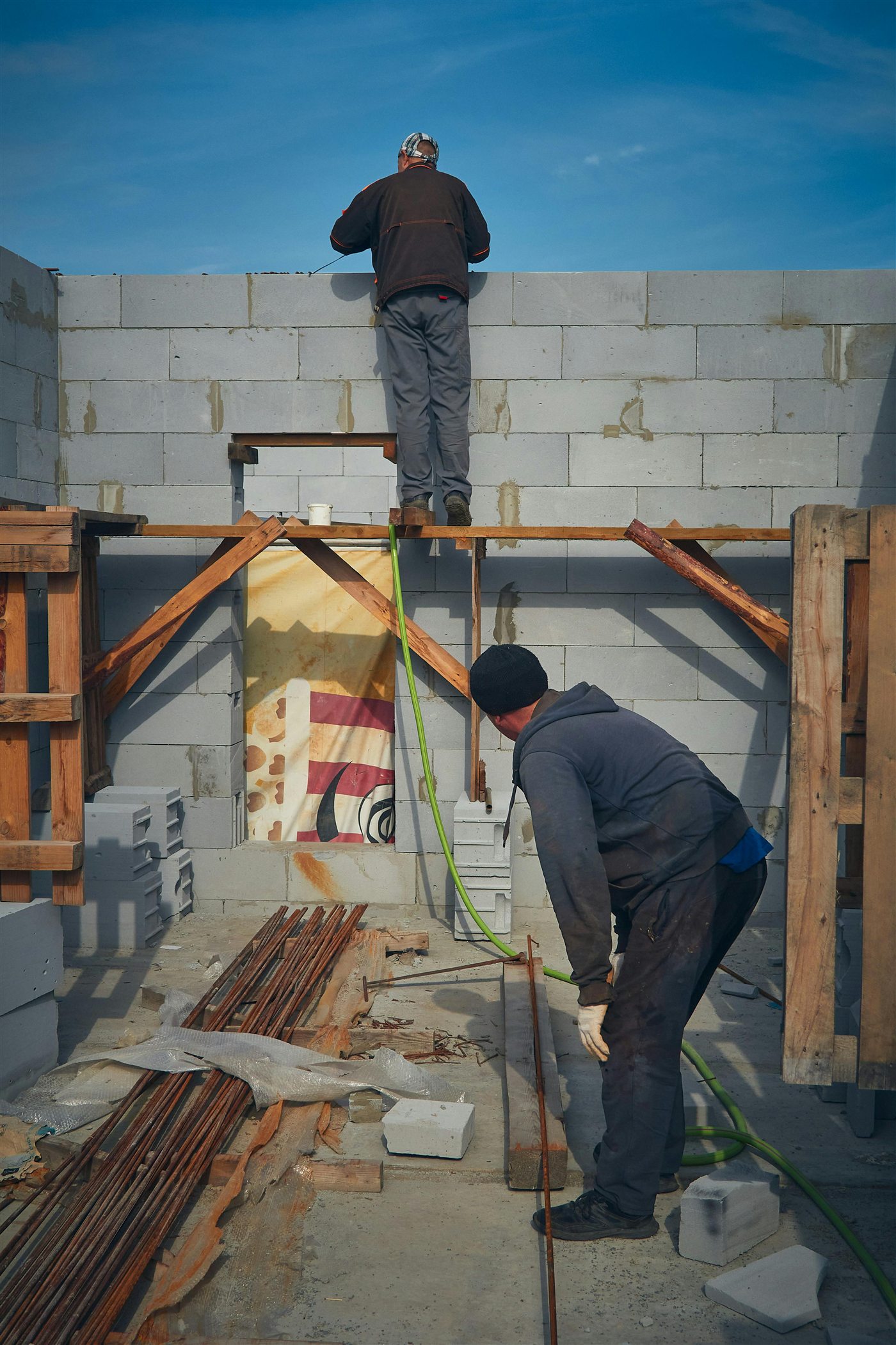 Operai al lavoro su una muratura in costruzione
