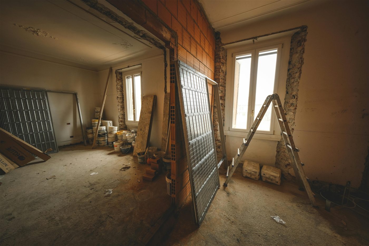 Interno in ristrutturazione con materiali e scala